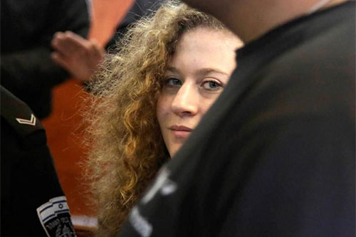 Ahed Tamimi, la joven que abofesteó a la ocupación israelí Posponen juicio a menor palestina, símbolo de resistencia a la ocupación